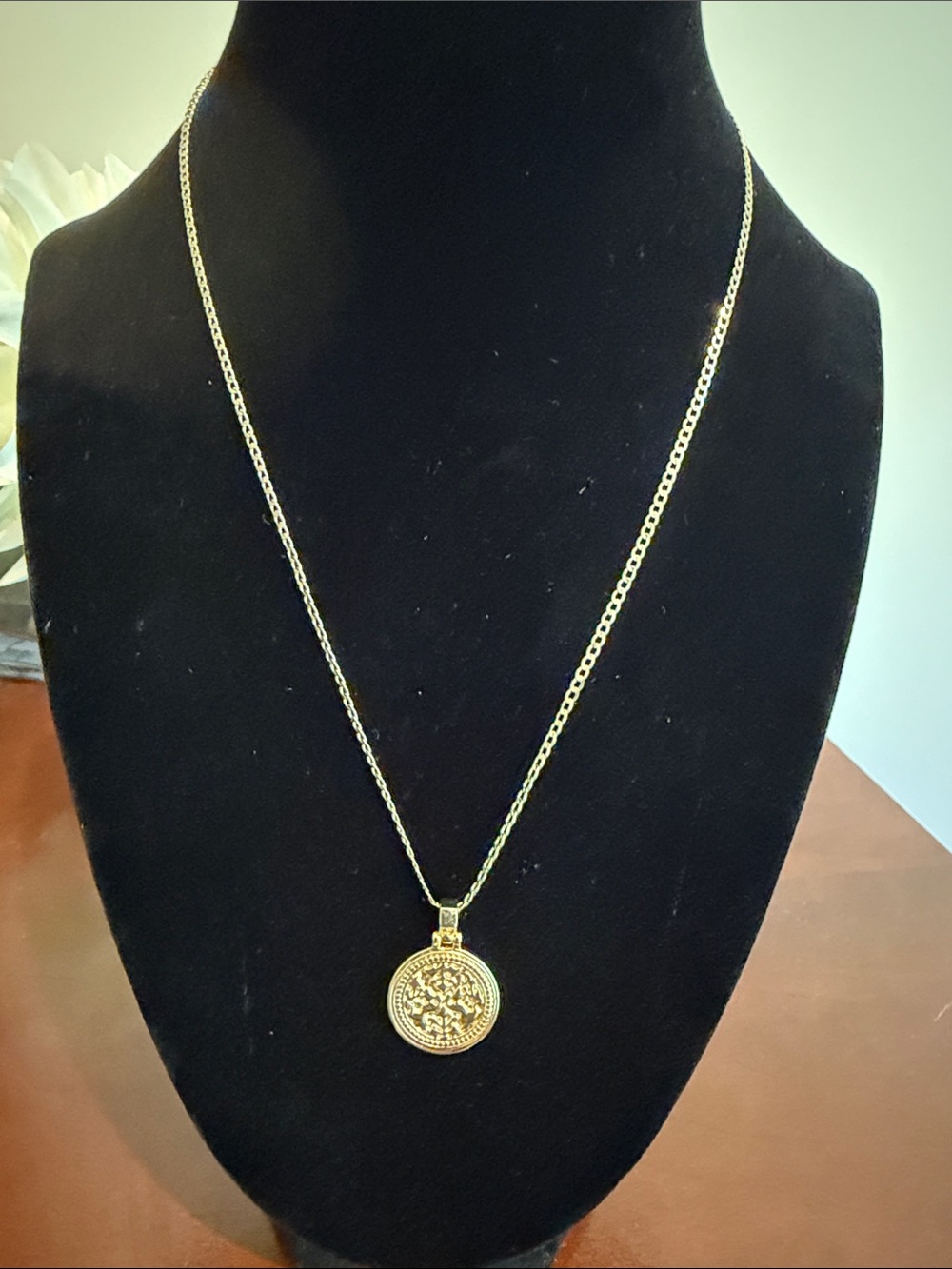 Gold Medallion Pendant Necklace - Elegant Women's Jewelry